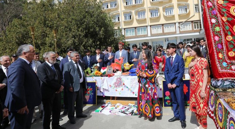 Устодону донишҷӯёни Донишгоҳи миллии Тоҷикистон Наврӯзро бо барномаи рангину намоиши анъанаҳои миллӣ таҷлил намуданд