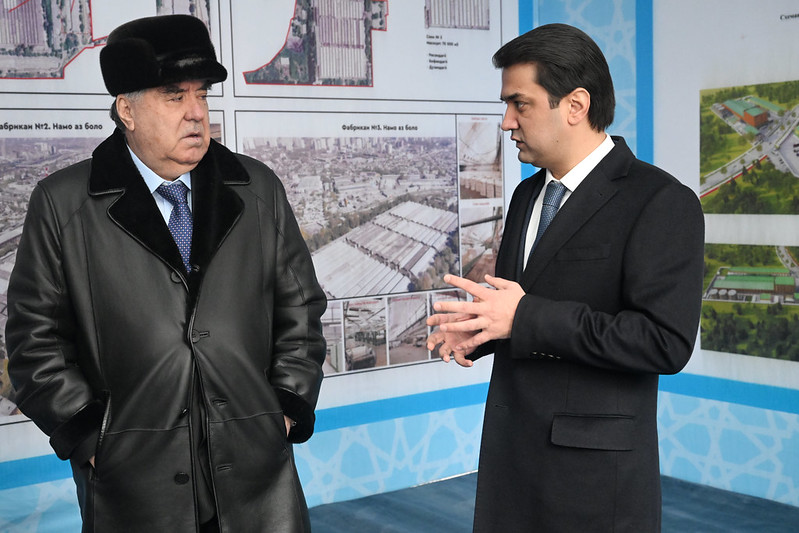 Сарвари давлат Эмомалӣ Раҳмон бо фаъолияти Ҷамъияти дорои масъулияти маҳдуди «Иттиҳодияи Истеҳсолии Нассоҷии Тоҷик» шинос шуданд