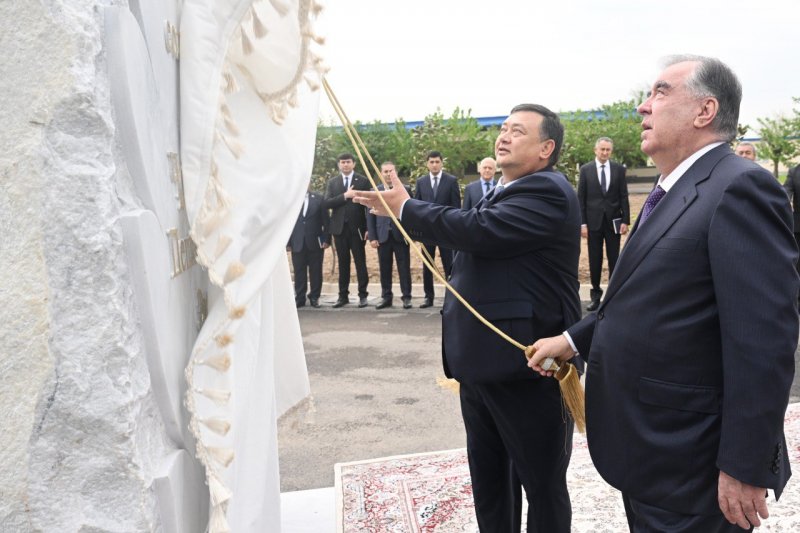 Президенти Тоҷикистон Эмомалӣ Раҳмон дар шаҳри Душанбе корхонаи бофандагии Ҷамъияти саҳомии кушодаи «Пиллаи тоҷик»-ро ифтитоҳ намуданд