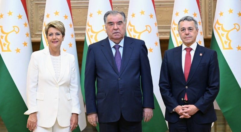 Пешвои миллат Эмомалӣ Раҳмон Вазири федералии корҳои хориҷӣ, Вазири федералии молия ва Раиси Бонки миллии Швейтсарияро ба ҳузур пазируфтанд